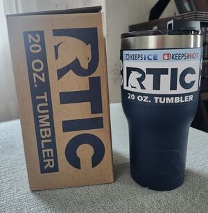 RTIC 20 oz Navy Tumbler – NWT
